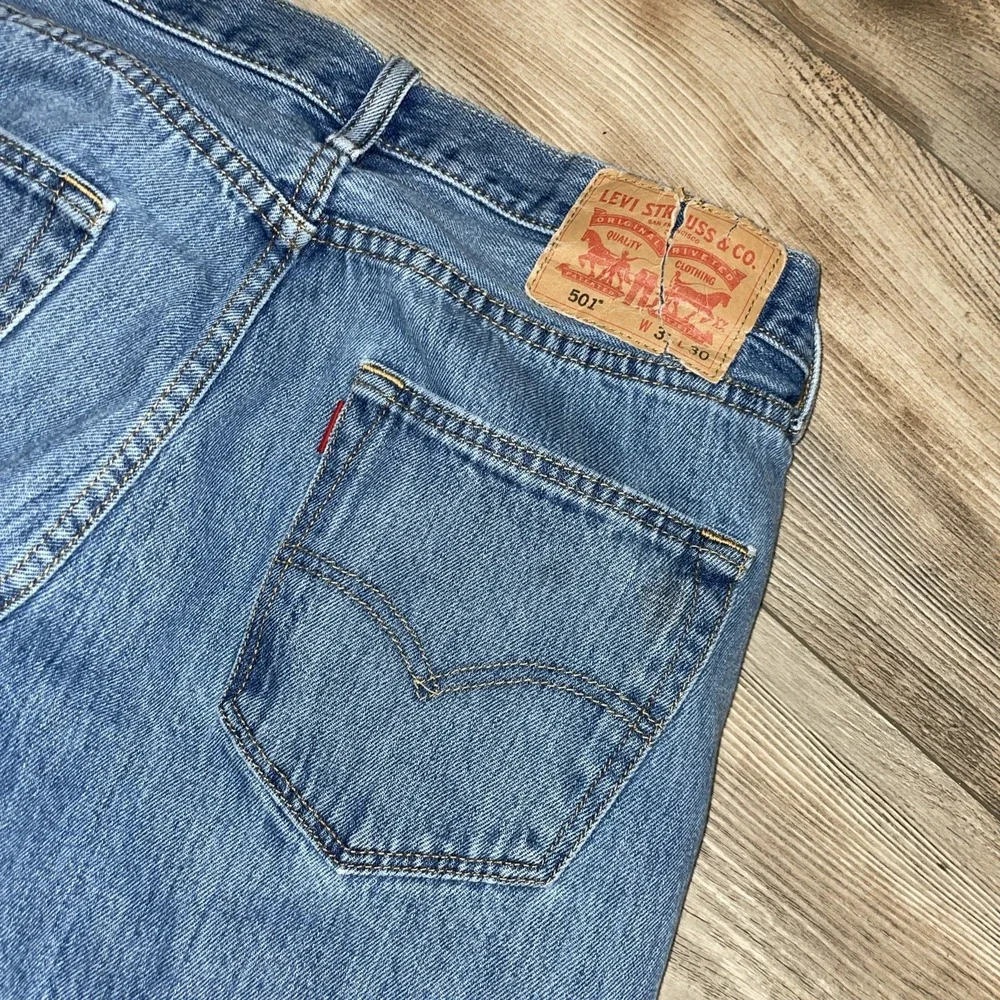 Levi's 501 Men Jeans 31x30 Denim Button Fly Straight Leg Distressed Light Wash‎